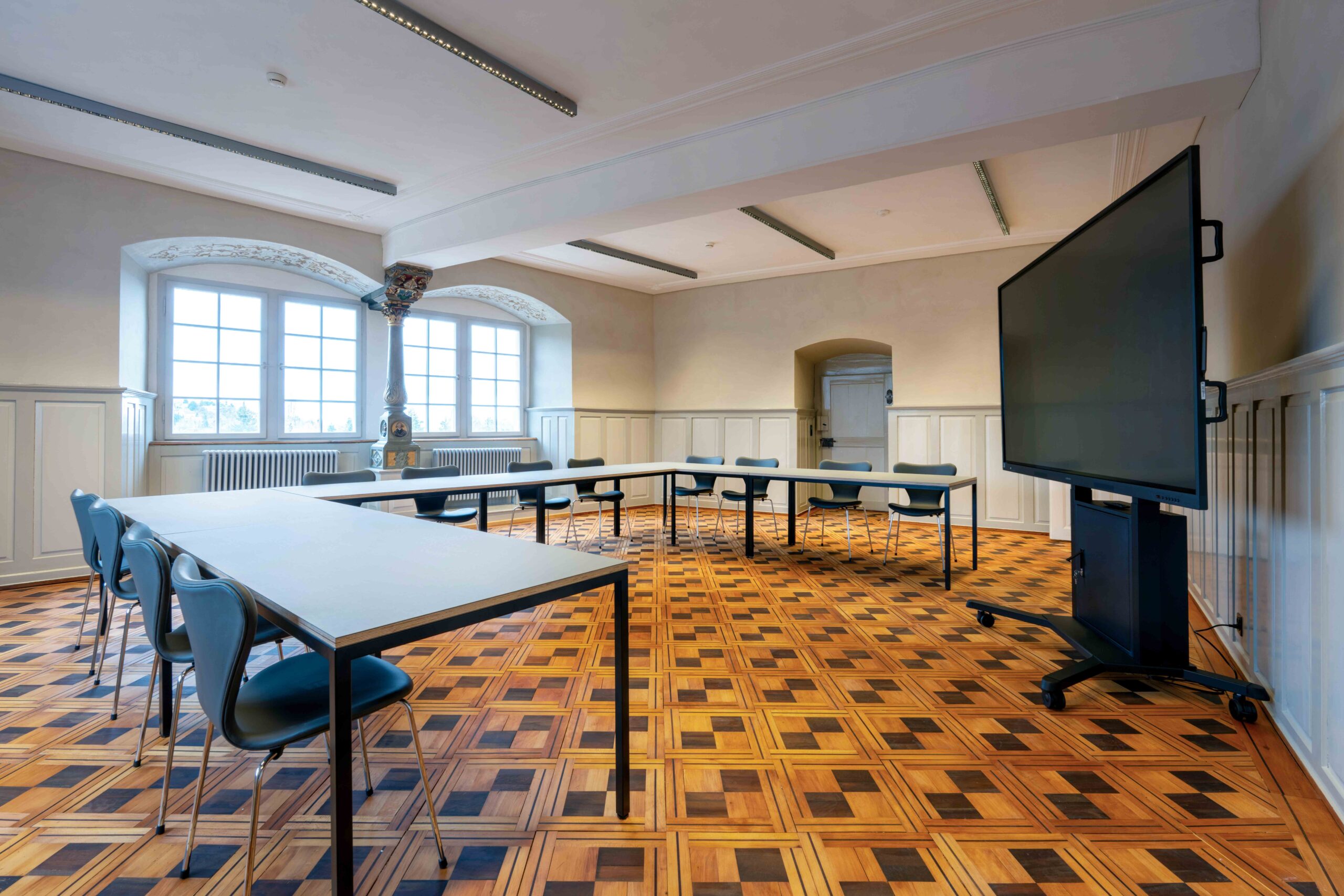 Workshopraum mit interaktivem Grossbildschirm