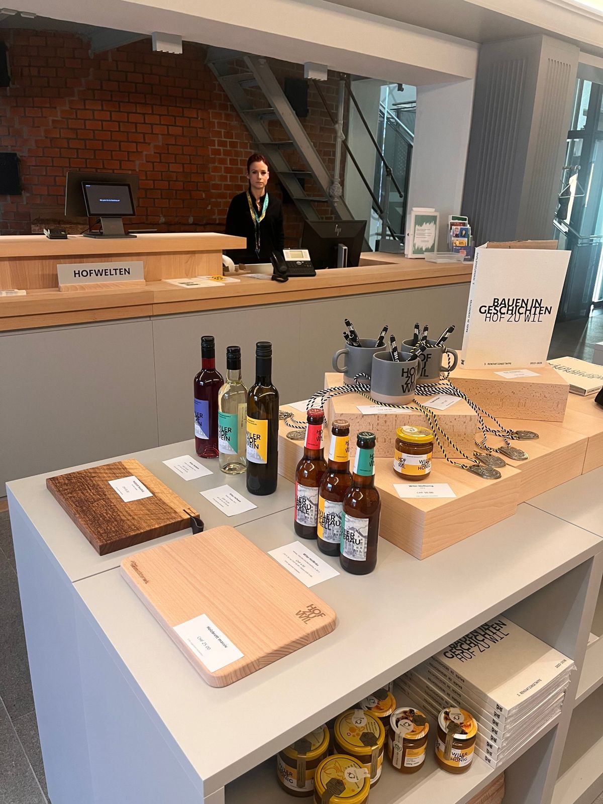 Hofshop im Hof zu Wil mit Wiler Hofwein, Hofbräu, Hofhonig und Hof-zu-Wil-Artikeln